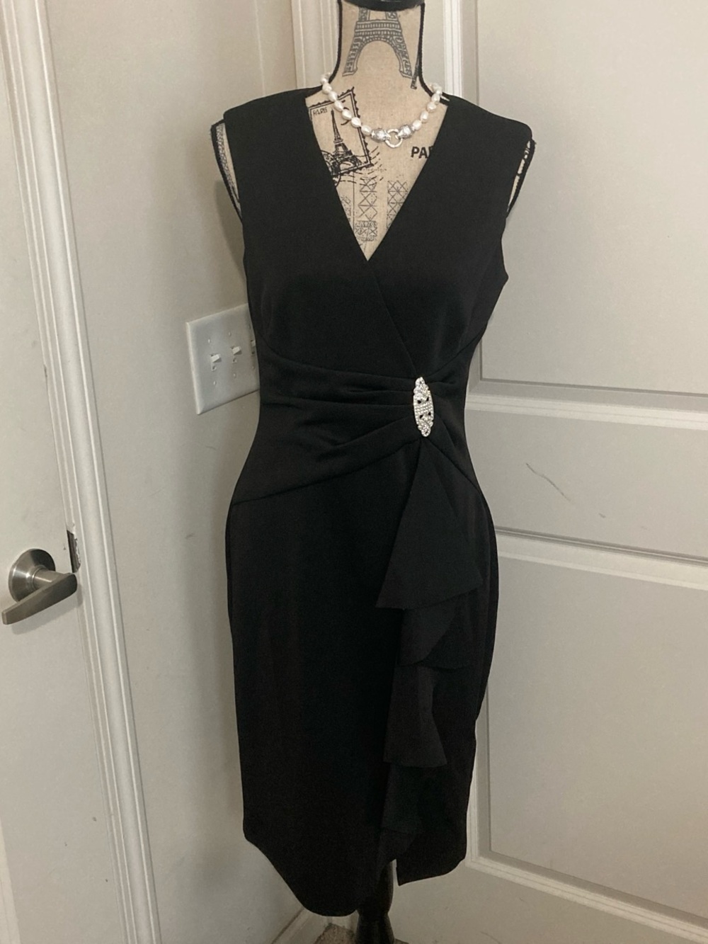 Jessica Howard Black Sleeveless V-Neck Ruffle Sheath Dress with Bejeweled Brooch - Picture 2 of 8